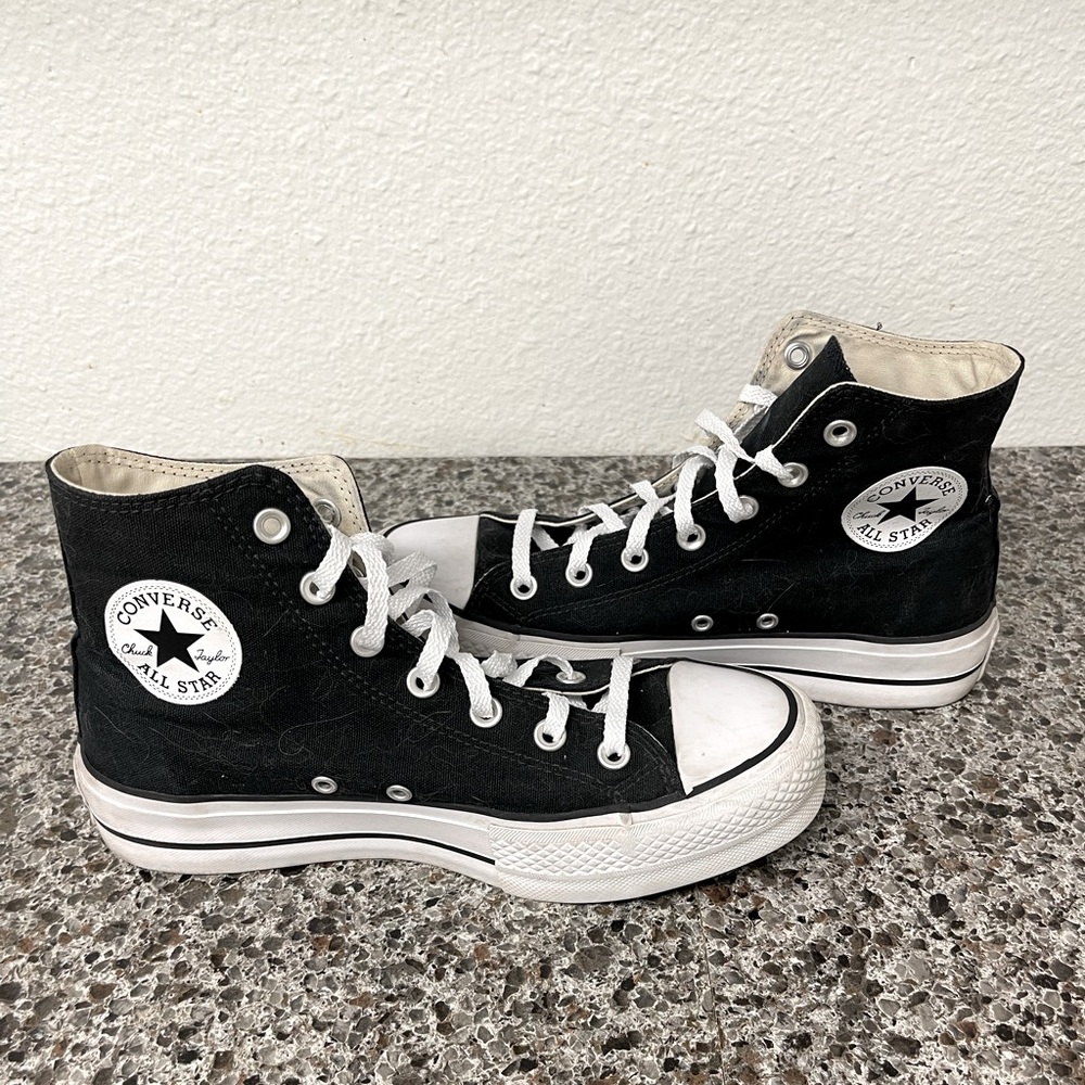 Excellent condition Chuck Taylor All Star Lift Platform
Womens 8